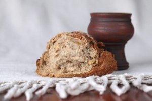 8772172-bread-and-chalice-with-wine-shallow-dof-copy-space